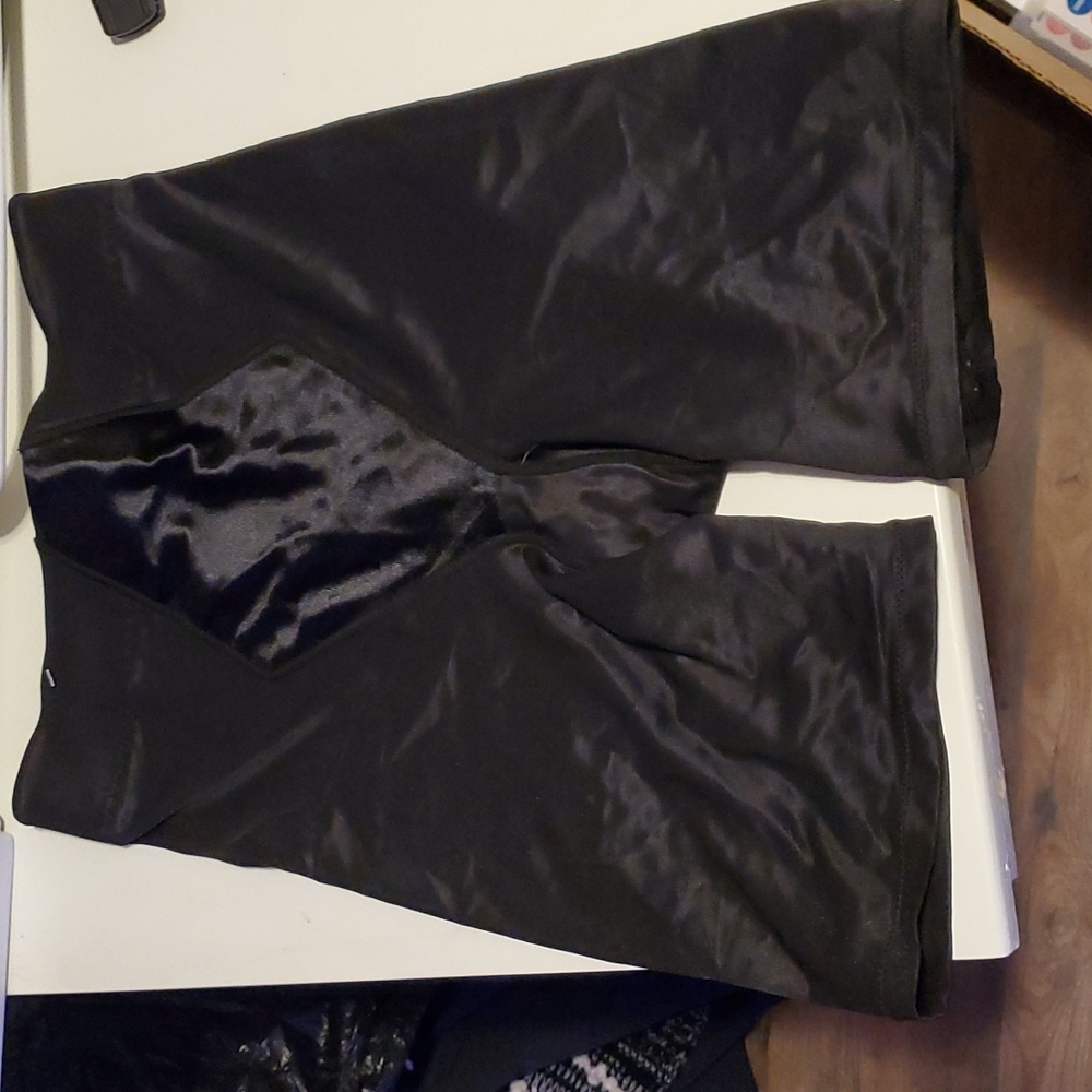 Black flexees by Maidenform thigh skimming shapewear size small